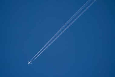 Bir uçağın ve mavi gökyüzünün izleri.