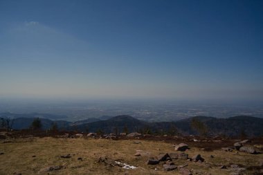 Güneşli bir günde, mavi gökyüzü olan bir dağdan güzel bir manzara.