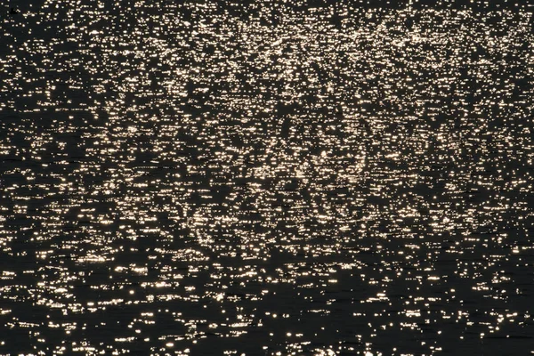 在闪闪发光的大海中反射的阳光的细部 水底闪闪发光 有太阳光和波纹的海水 强大与和平的性质概念 — 图库照片