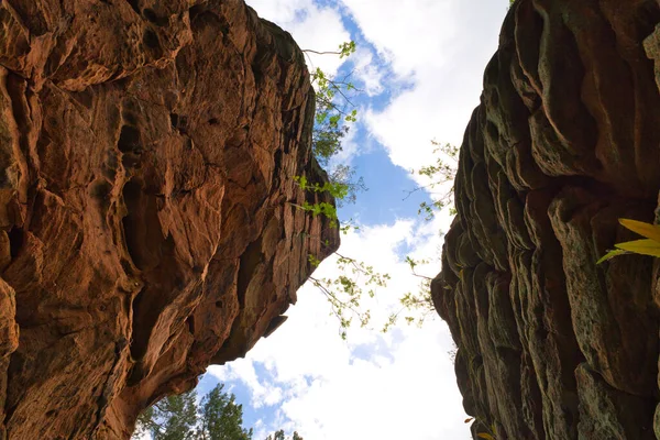 Rocas de arenisca roja en el recorrido a la Geiersteine cerca del pequeño pueblo de lug — Foto de Stock