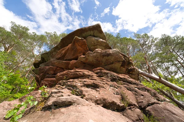 Rocas de arenisca roja en el recorrido a la Geiersteine cerca del pequeño pueblo de lug —  Fotos de Stock