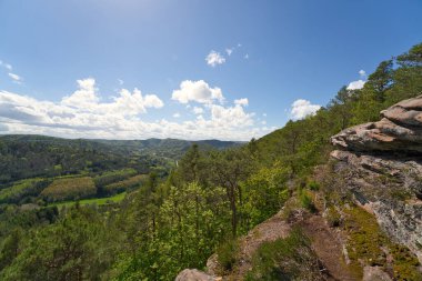 İlkbaharda, Almanya 'da Palatinate Ormanı' nın üzerindeki geiersteine yakınlarında güzel bir manzara.