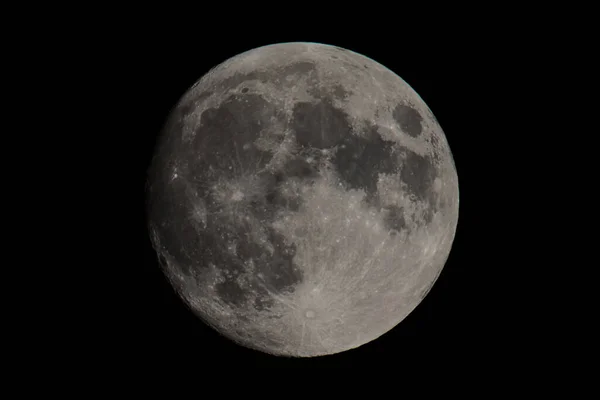 어두운 하늘의 초승달 — 스톡 사진