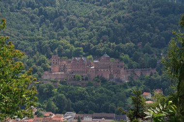 Heidelberg, Almanya - bir üniversite şehri ve popüler bir turizm merkezi olan Heidelberg, barok bir tarzı ve romantik bir şehir manzarası olan harika bir kasabadır.