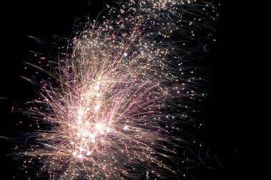 Renkli havai fişek gösterisi, enerjik finali olan dikey havai fişek patlamaları, çoklu katmanlı havai fişeklerin düzenlenmiş kompozisyonu ve izleyicileri büyülemek için senkronize patlayıcı diziler.