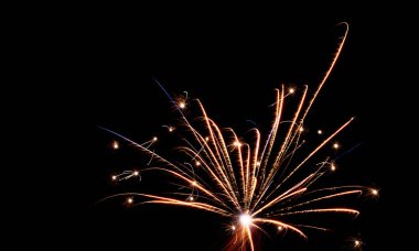 Işıldayan kıvılcımlarla aydınlatılan canlı kutlamalar, karanlık gökyüzüne karşı canlı kıvılcımlar saçan topluluk festivali, festival kenarındaki parlak altın patlamalar, neşeli toplum ruhunu ve sıcaklığı çağrıştırıyor.