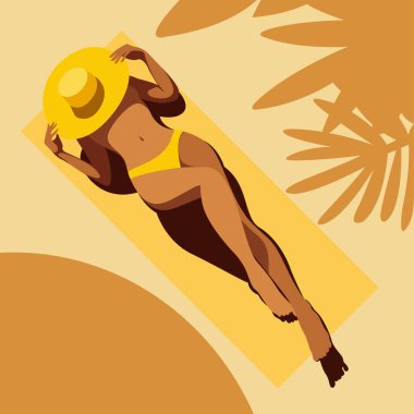 Yaz tatili temasında vektör modayı çizimi. Sarı mayolu güzel bronzlaşmış kız sahilde güneşleniyor. Yaz tatilleri, tatil beldeleri, oteller, plajlar için kullanışlı.