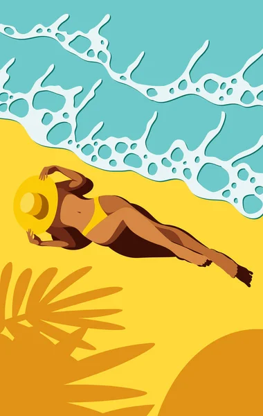 在靠近大海的海滩上 一个身穿黄色泳衣的漂亮的晒黑的小女孩穿着黄色的泳衣 她那迷人的照片闪烁着灿烂的阳光 海浪汹涌的海浪 沙地上棕榈树的影子 顶部视图 — 图库矢量图片