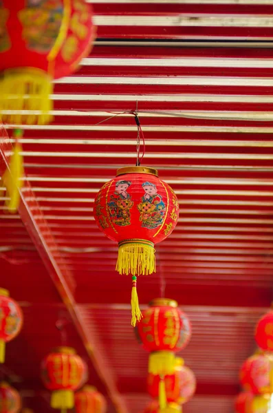 Fokusera på röda kinesiska lantern med kinesisk karaktär välsignelse — Stockfoto