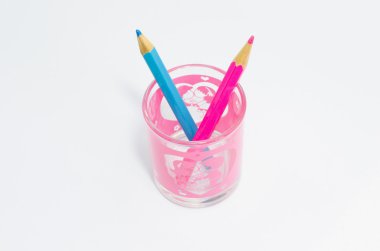 Beyaz arkaplanda izole edilmiş renkli kalemler yakın plan