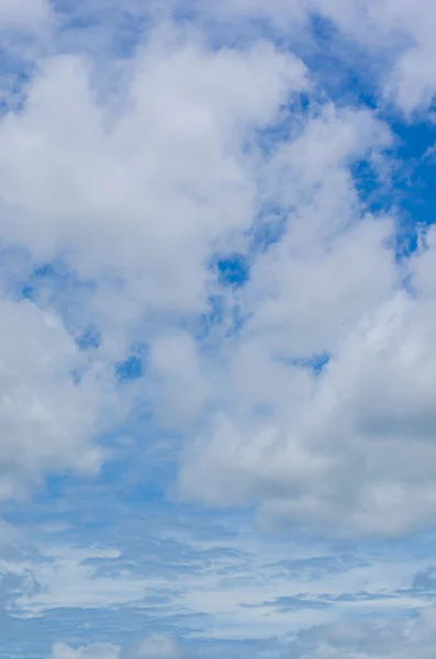 Mavi gökyüzü ve bulutlar soyut resim