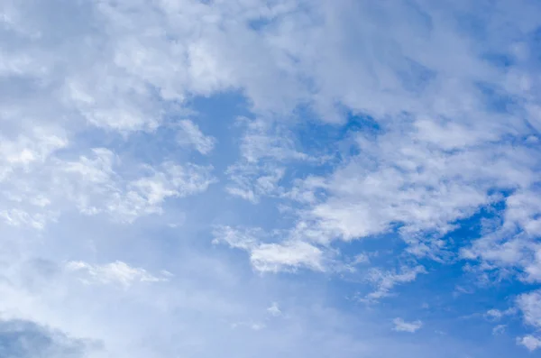 Mavi gökyüzü ve bulutlar soyut resim