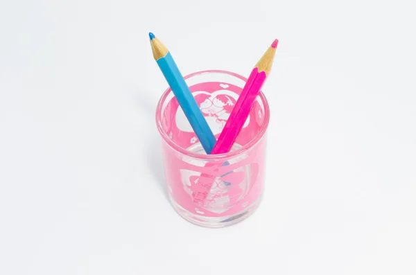 Beyaz arkaplanda izole edilmiş renkli kalemler yakın plan