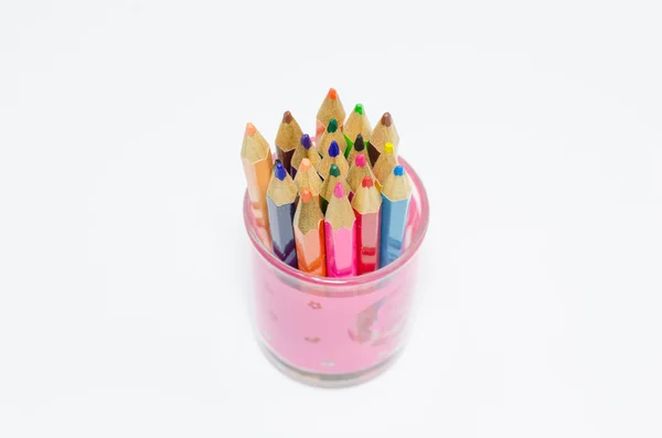 Beyaz arkaplanda izole edilmiş renkli kalemler yakın plan