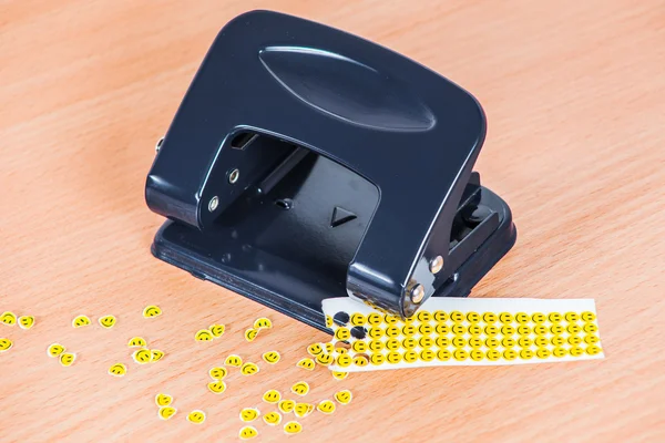 Delik Zımbası ve haddelenmiş kağıt gülümsüyor