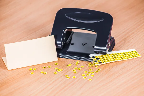 Delik Zımbası ve haddelenmiş kağıt gülümsüyor masada