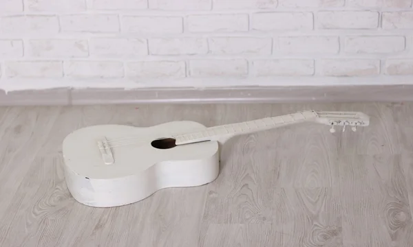 Guitarra blanca en habitación blanca — Foto de Stock