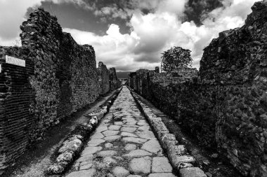 Zamanda Geri Giden Bir Çakıl Taşı Yolu