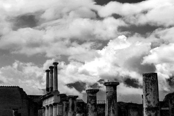 Vay canına. Vezüv, Pompei Harabelerinin Üzerindeki Bulutların Arasında