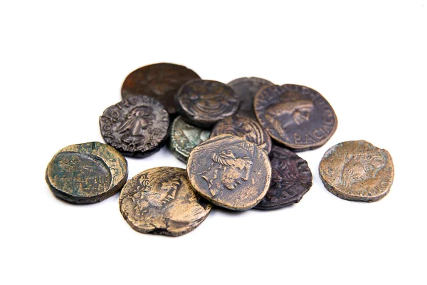Вінтажні монети з портретами королів на білому — стокове фото
