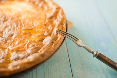 Mavi peynir pasta ve bir çatal