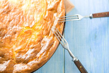 Peynir pasta ve mavi iki çatal