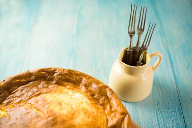 Peynir pasta ve mavi üç çatal