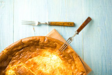 Peynir pasta ve mavi iki çatal