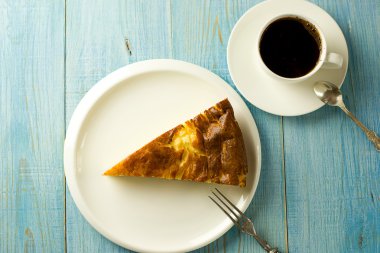 Süzme peynir pasta beyaz bir plaka üzerinde bir parça