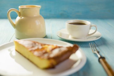 Süzme peynir pasta beyaz bir plaka üzerinde bir parça