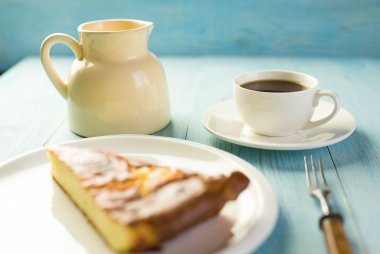 Süzme peynir pasta beyaz bir plaka üzerinde bir parça