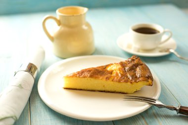 Süzme peynir pasta beyaz bir plaka üzerinde bir parça