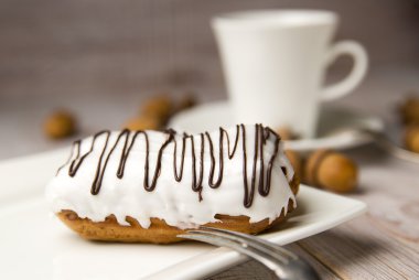 Fincan kahve, tatlı çörekler ve meşe palamutları