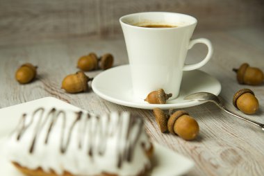 Fincan kahve, tatlı çörekler ve meşe palamutları