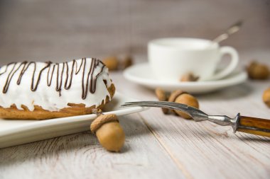 Fincan kahve, tatlı çörekler ve meşe palamutları