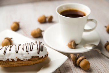 Fincan kahve, tatlı çörekler ve meşe palamutları