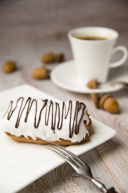 Fincan kahve, tatlı çörekler ve meşe palamutları