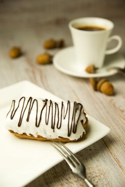 Fincan kahve, tatlı çörekler ve meşe palamutları