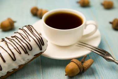 Fincan kahve, tatlı çörekler ve meşe palamutları