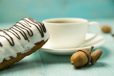 Fincan kahve ve tatlı buns üzerinde mavi üzerinde