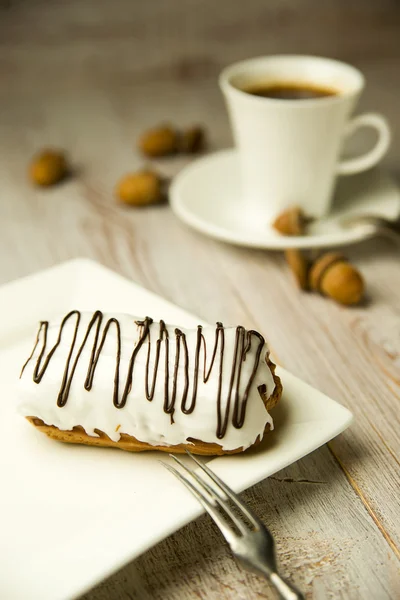 Fincan kahve, tatlı çörekler ve meşe palamutları