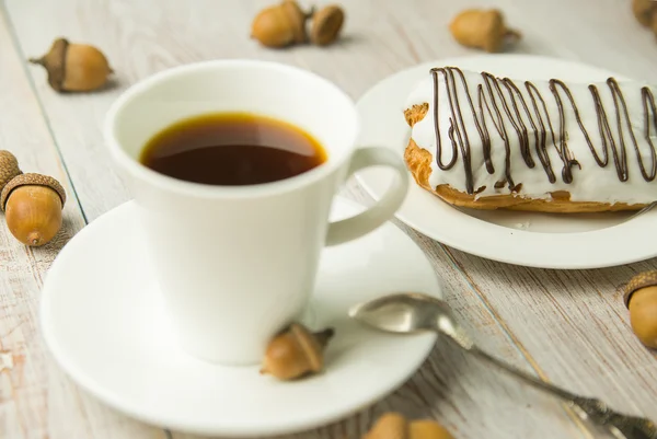 Fincan kahve, tatlı çörekler ve meşe palamutları