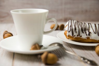Fincan kahve ve tatlı buns üzerinde brown üzerinde