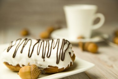 Fincan kahve ve tatlı buns üzerinde brown üzerinde