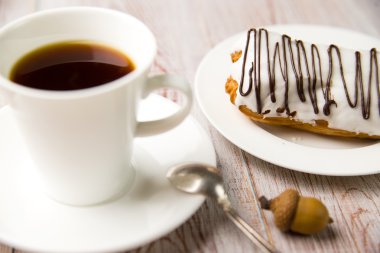 Fincan kahve ve tatlı buns üzerinde brown üzerinde