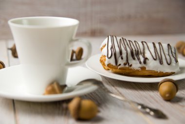 Fincan kahve ve tatlı buns üzerinde brown üzerinde