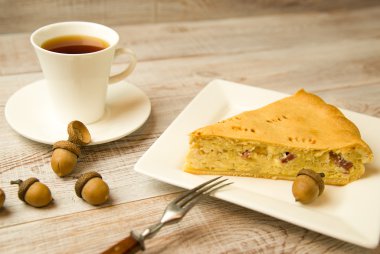 Peynirli kek ve bir bardak içki masasında