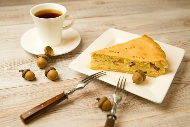 Peynirli kek ve bir bardak içki masasında