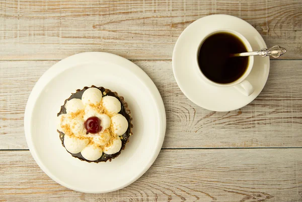 Kek kiraz ve masada bir fincan