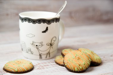 Kupası ve çikolatalı kurabiye masada